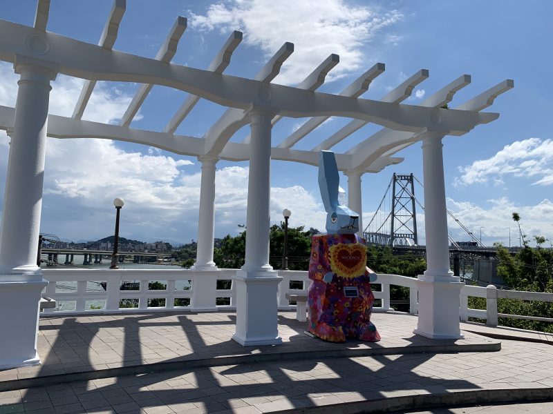 Em clima de Páscoa: WKoerich instala  “coelhos gigantes” em praças de Florianópolis