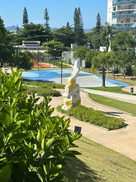 WKoerich decora praças com Gigantes Coelhos de Páscoa