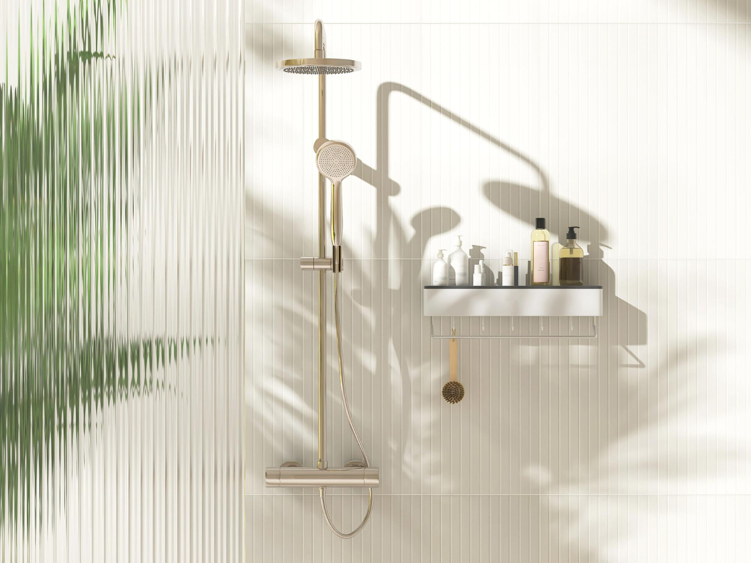 chuveiro-dourado-prateleira-luxo-spa-casa.jpg Área de banho com chuveiro de teto e chuveirinho de mão em metal dourado envelhecido. Ao lado, uma prateleira de embutir branca com frascos de xampu, sabonete líquido e uma escova de corpo. A luz natural projeta sombras de plantas na parede, simulando o ambiente relaxante de um SPA particular em casa.