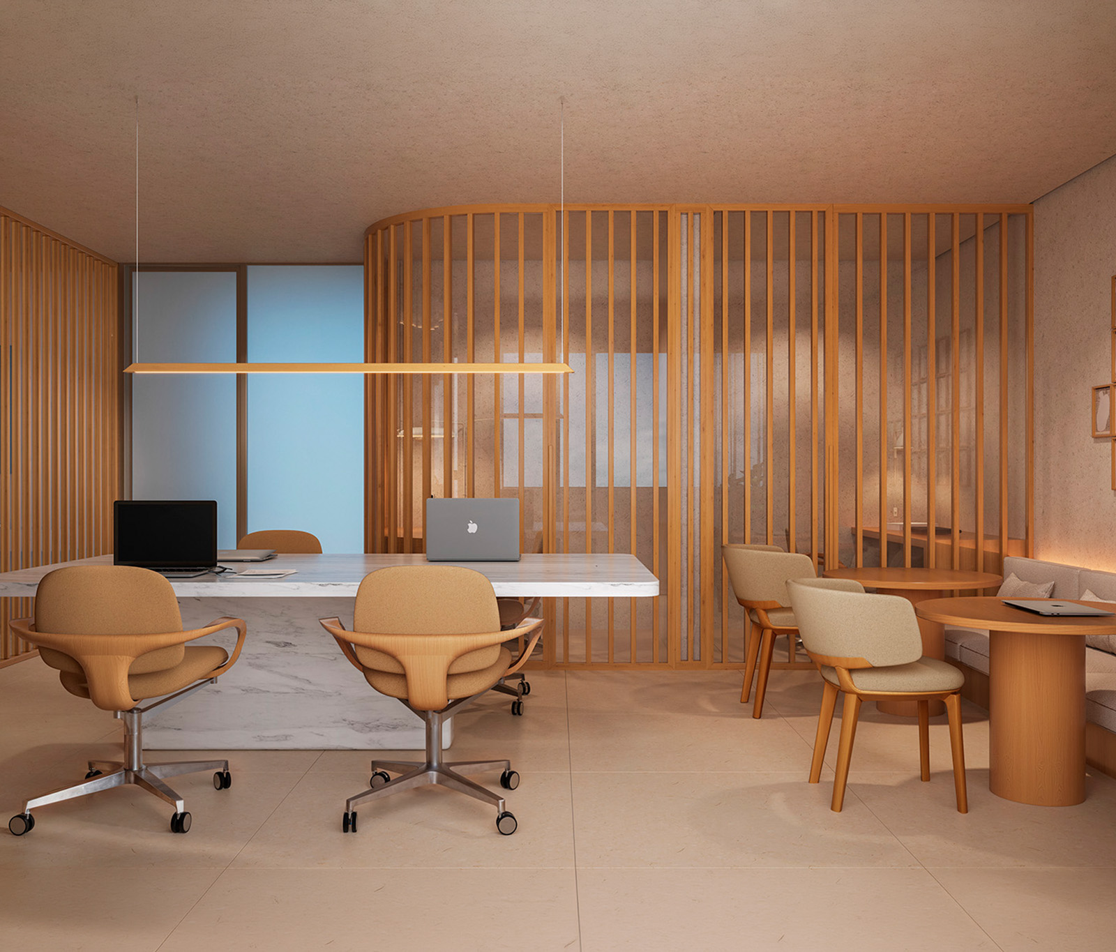 coworking-facilidades-que-transformam-sua-rotina.jpg Espaço de coworking com uma grande mesa de mármore branco ao centro, cadeiras ergonômicas de madeira clara e divisórias ripadas de madeira.