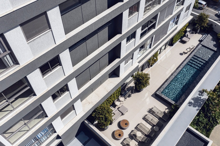 Como a posição solar e as janelas amplas transformam seu inverno